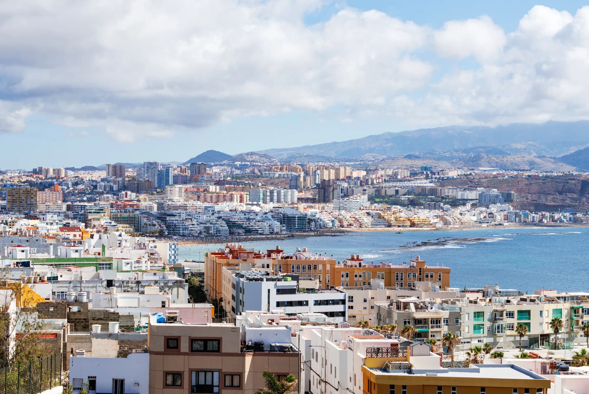 Las Palmas buildings and coastline around a broad bay